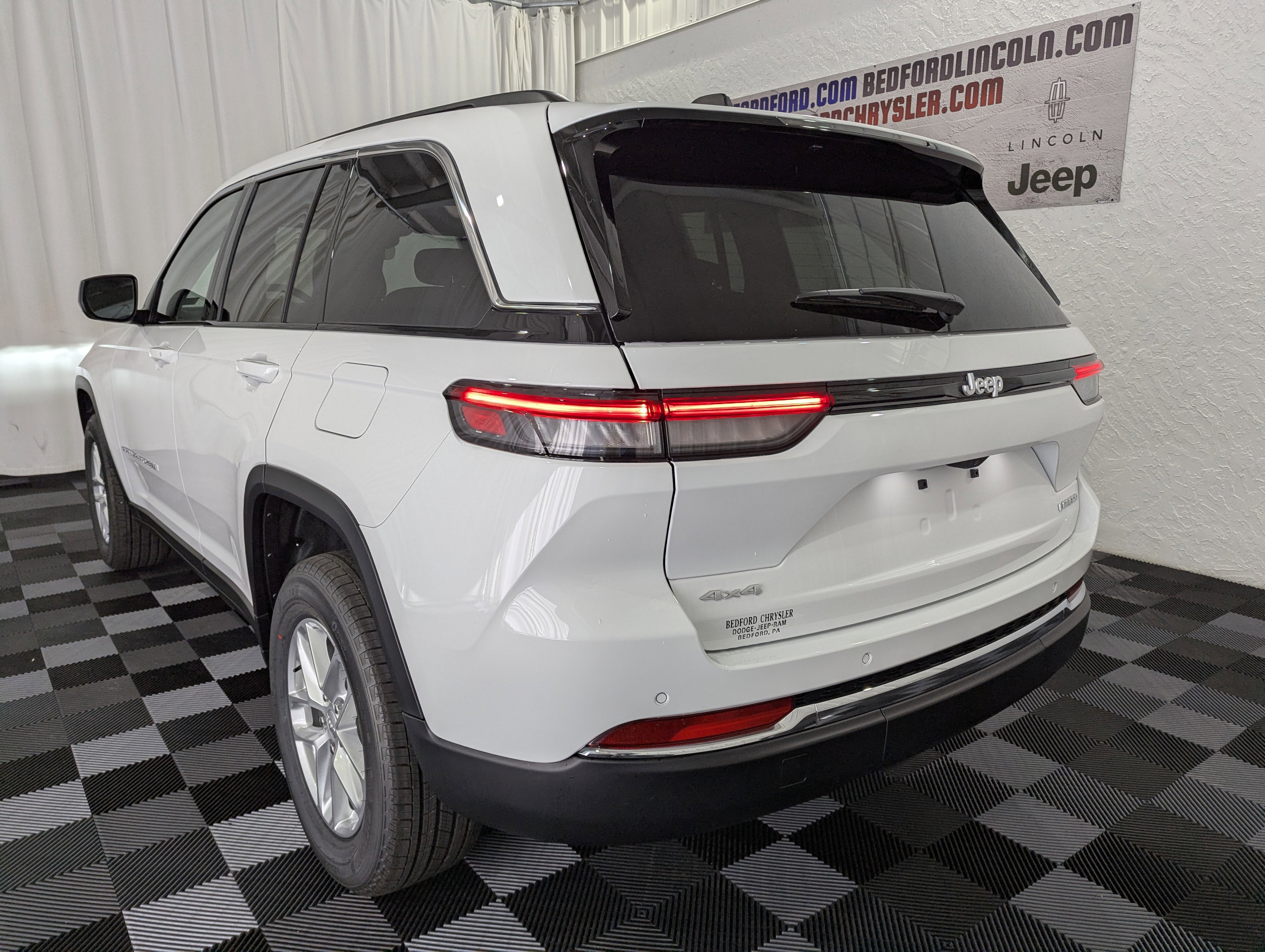 2026 Jeep Grand Cherokee GRAND CHEROKEE LAREDO X 4X4