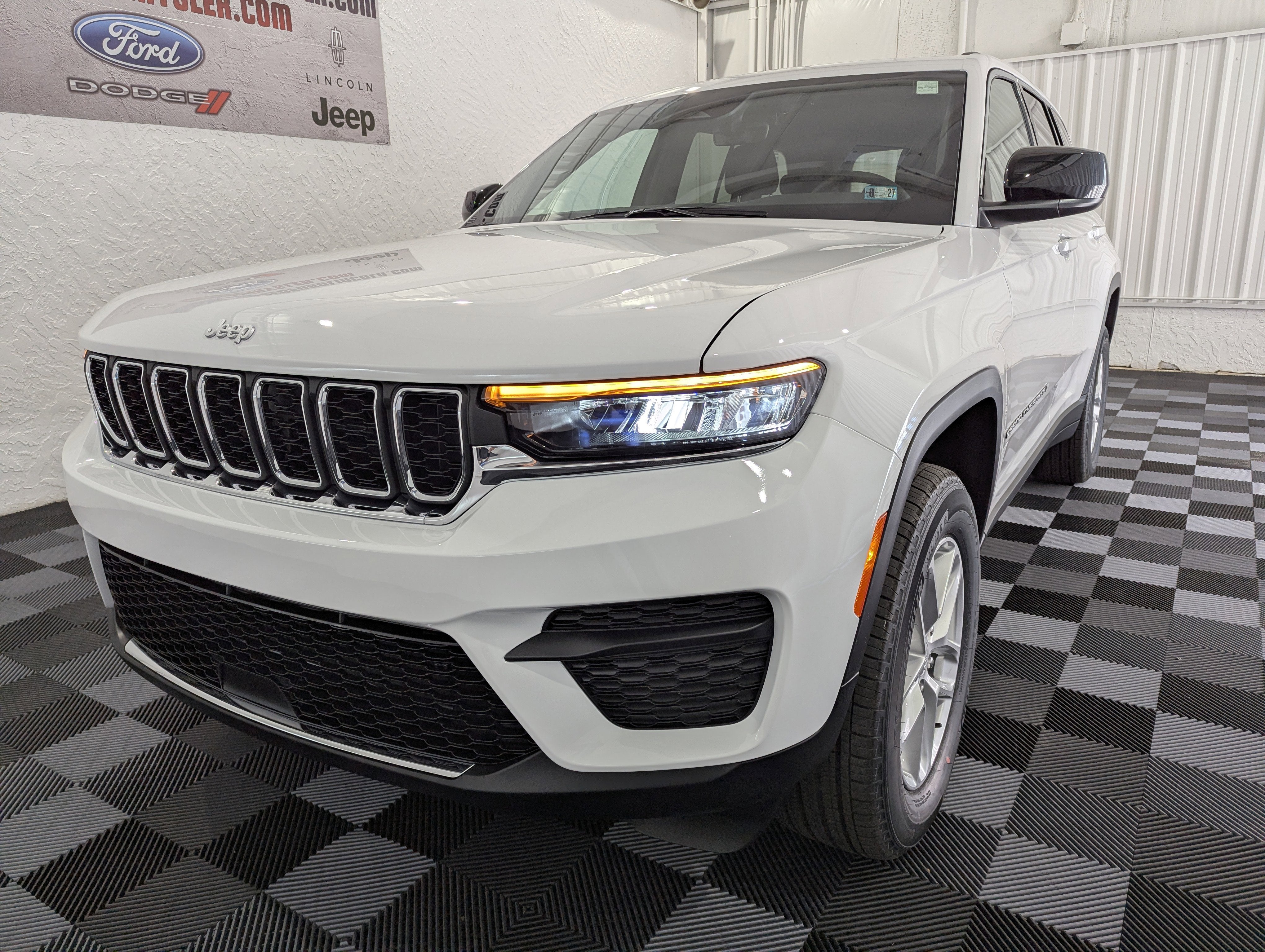 2026 Jeep Grand Cherokee GRAND CHEROKEE LAREDO X 4X4