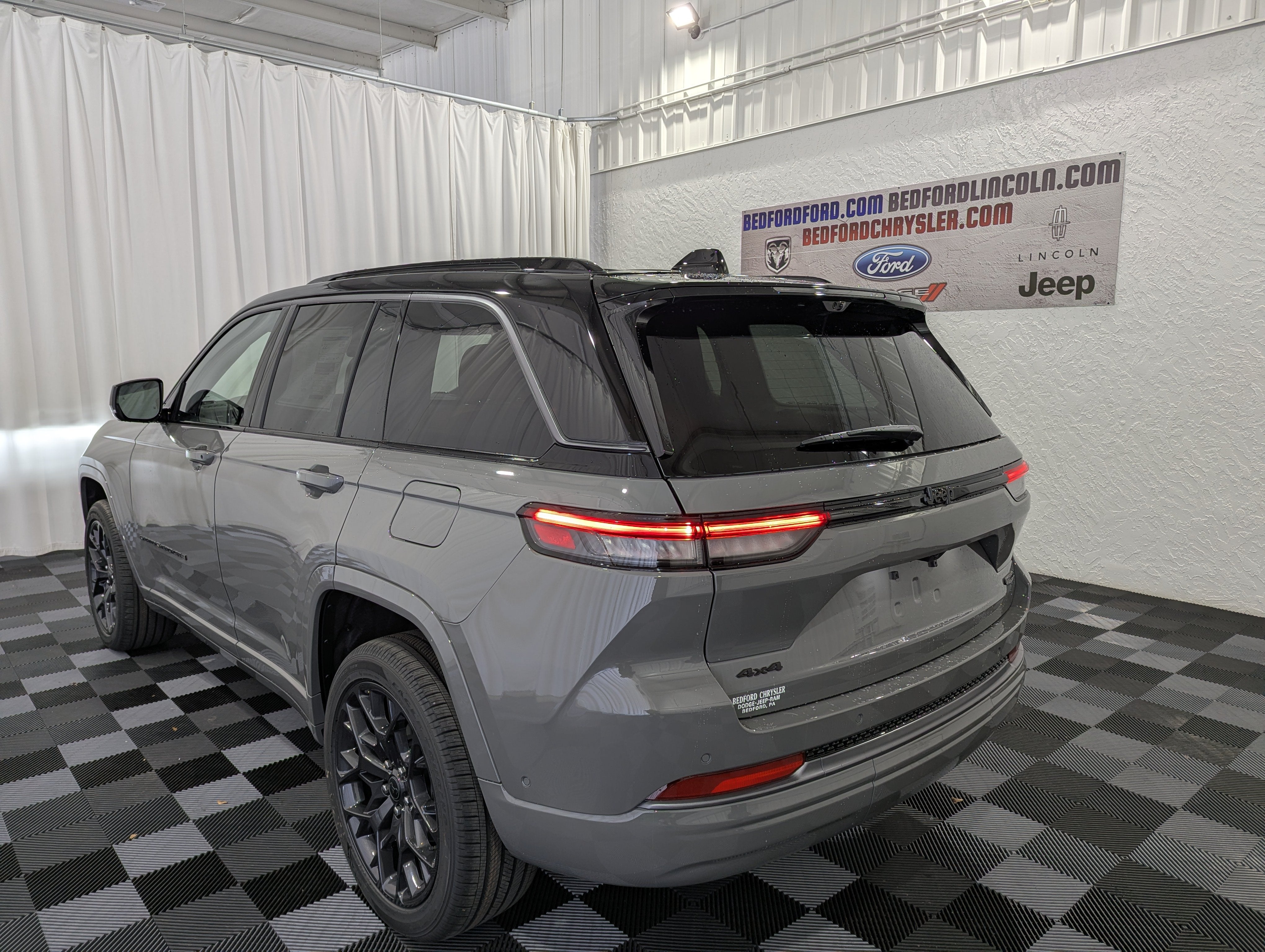 2027 Jeep Grand Cherokee GRAND CHEROKEE SUMMIT 4X4