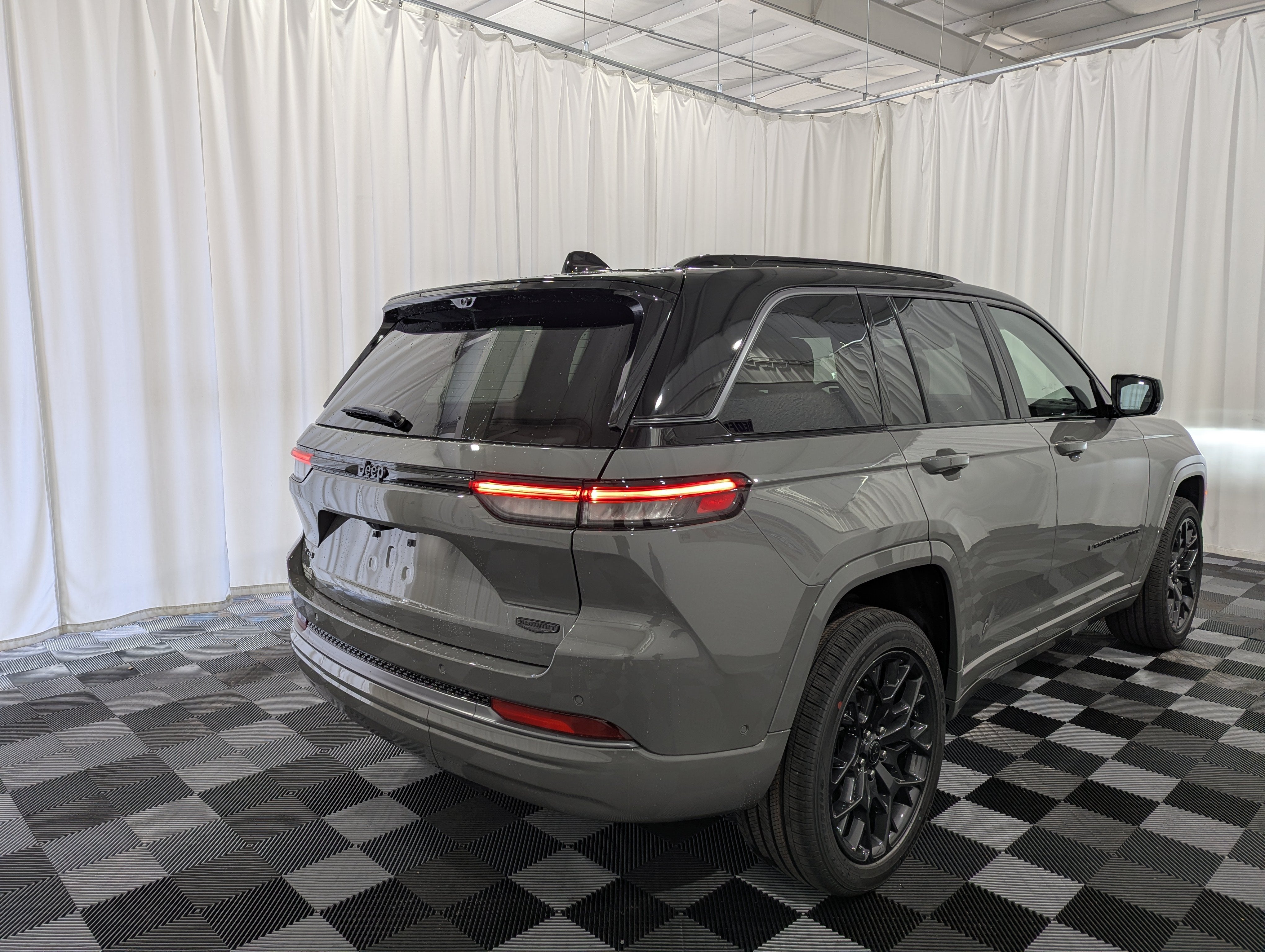 2027 Jeep Grand Cherokee GRAND CHEROKEE SUMMIT 4X4