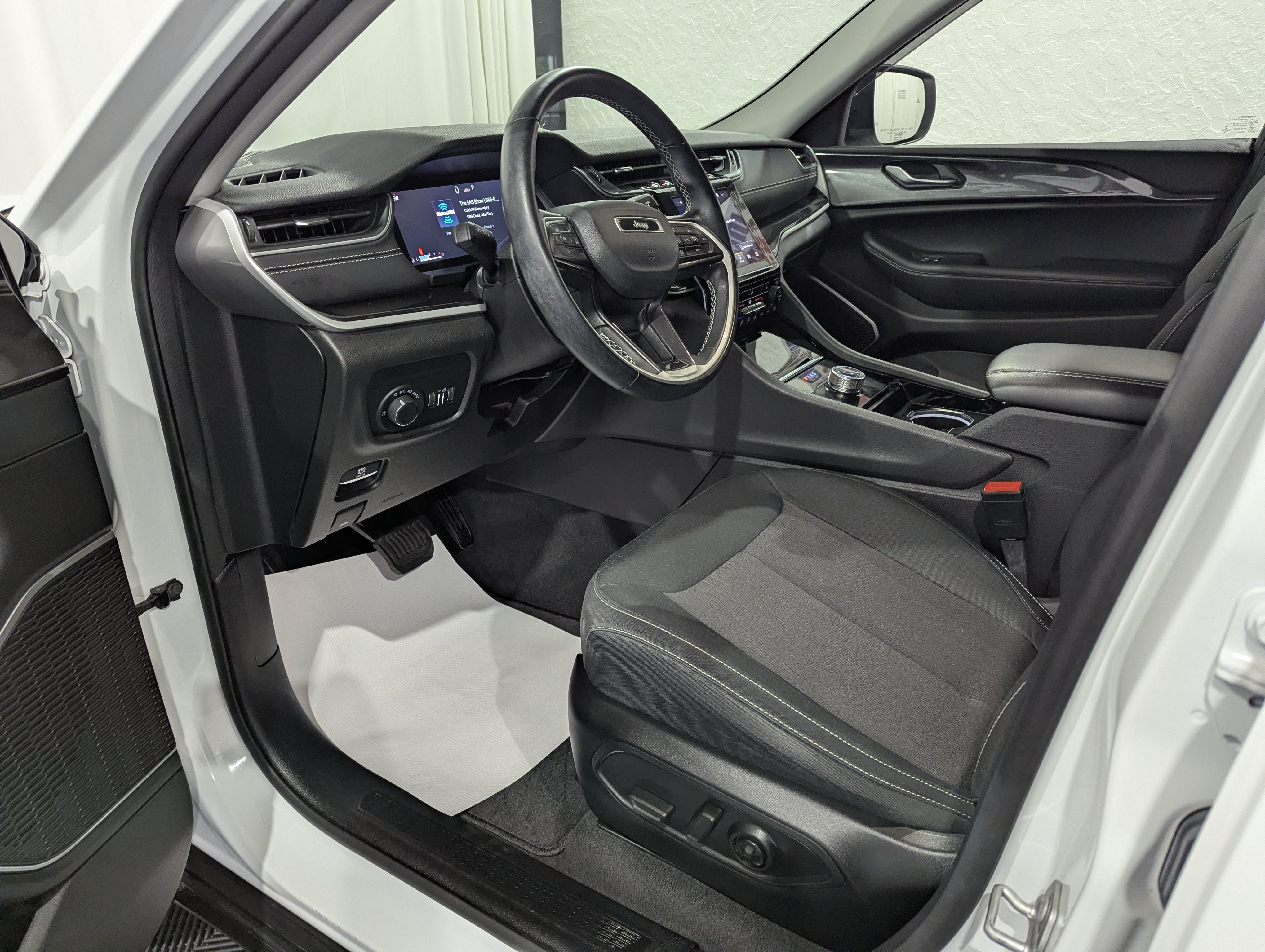 2022 Jeep Grand Cherokee L Laredo 4x4