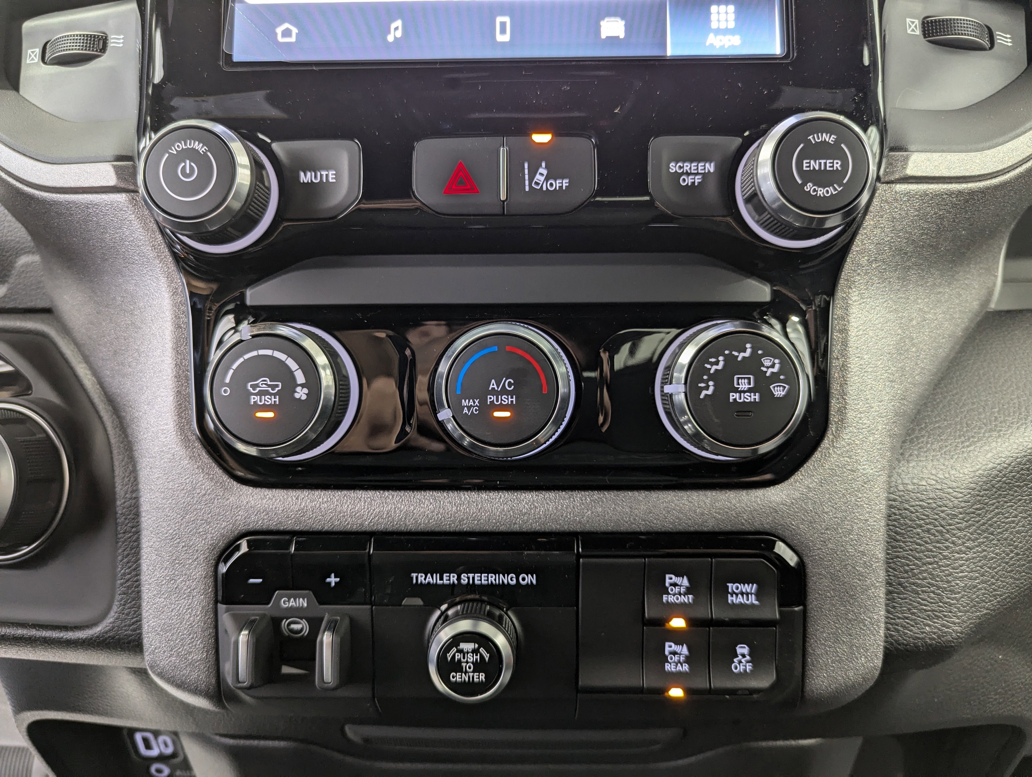 2025 RAM Ram 1500 RAM 1500 TRADESMAN QUAD CAB 4X4 6'4' BOX