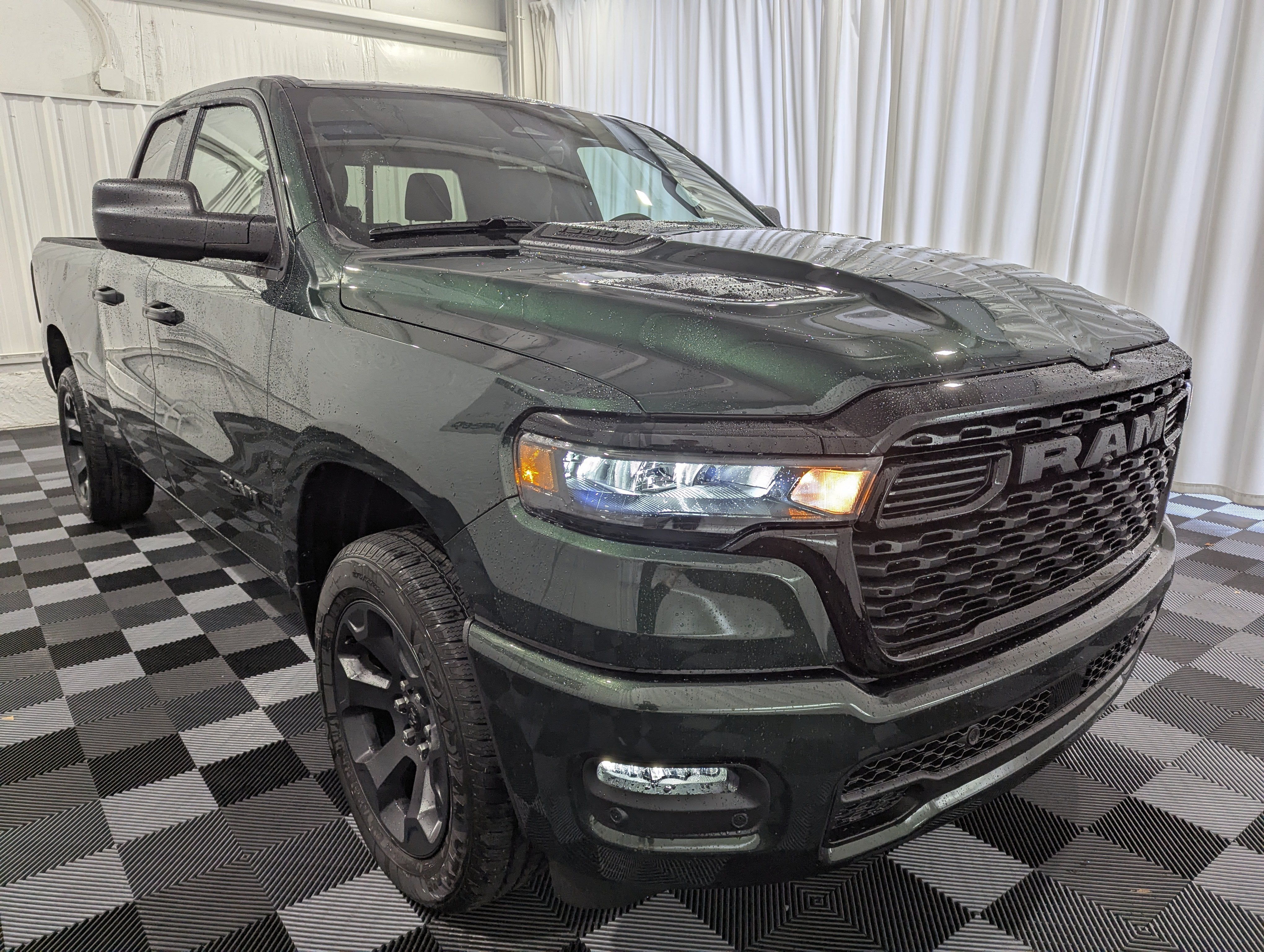 2026 RAM 1500 RAM 1500 EXPRESS QUAD CAB 4X4 6'4' BOX