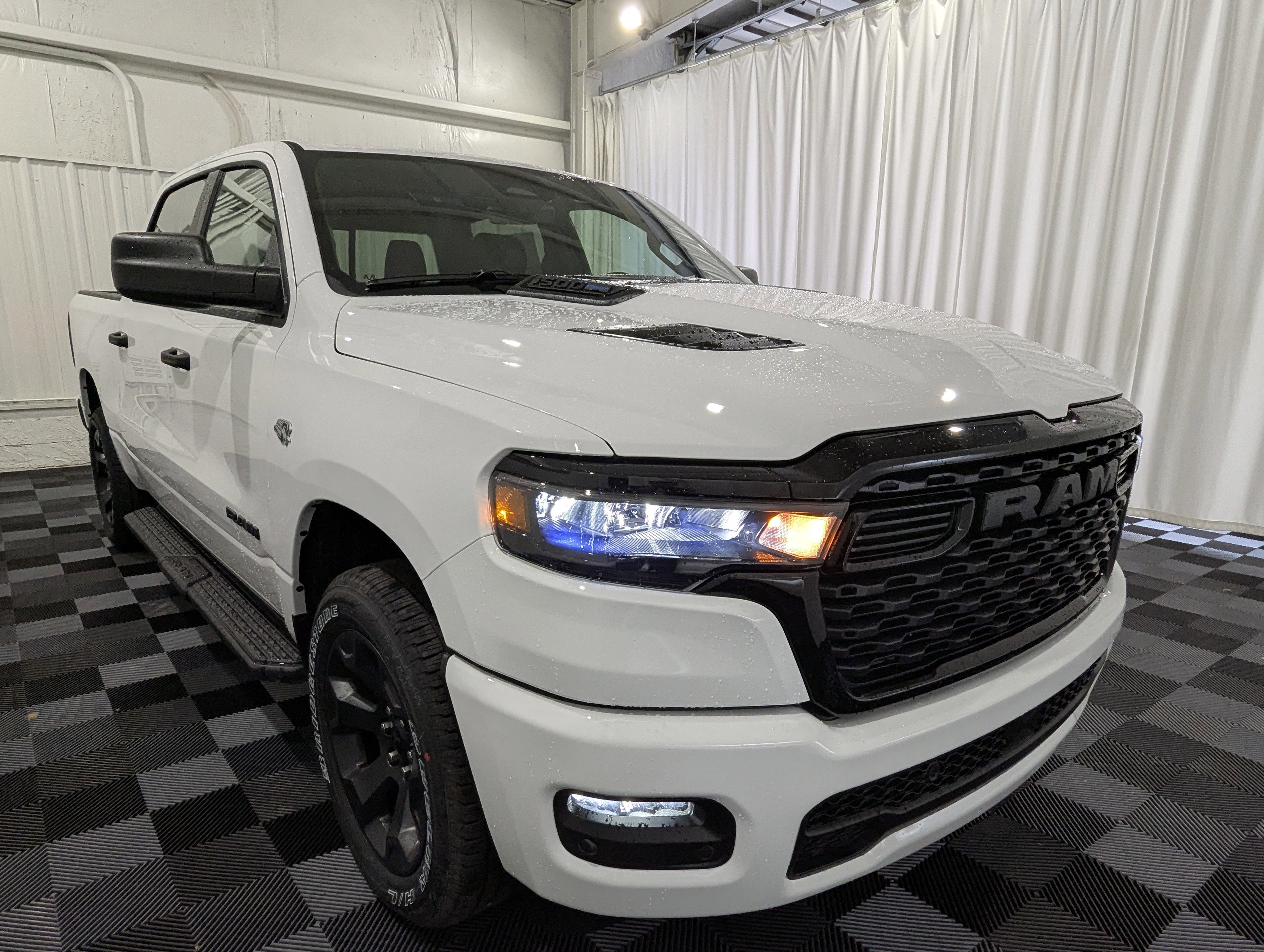 2026 RAM Ram 1500 RAM 1500 EXPRESS CREW CAB 4X4 5'7' BOX