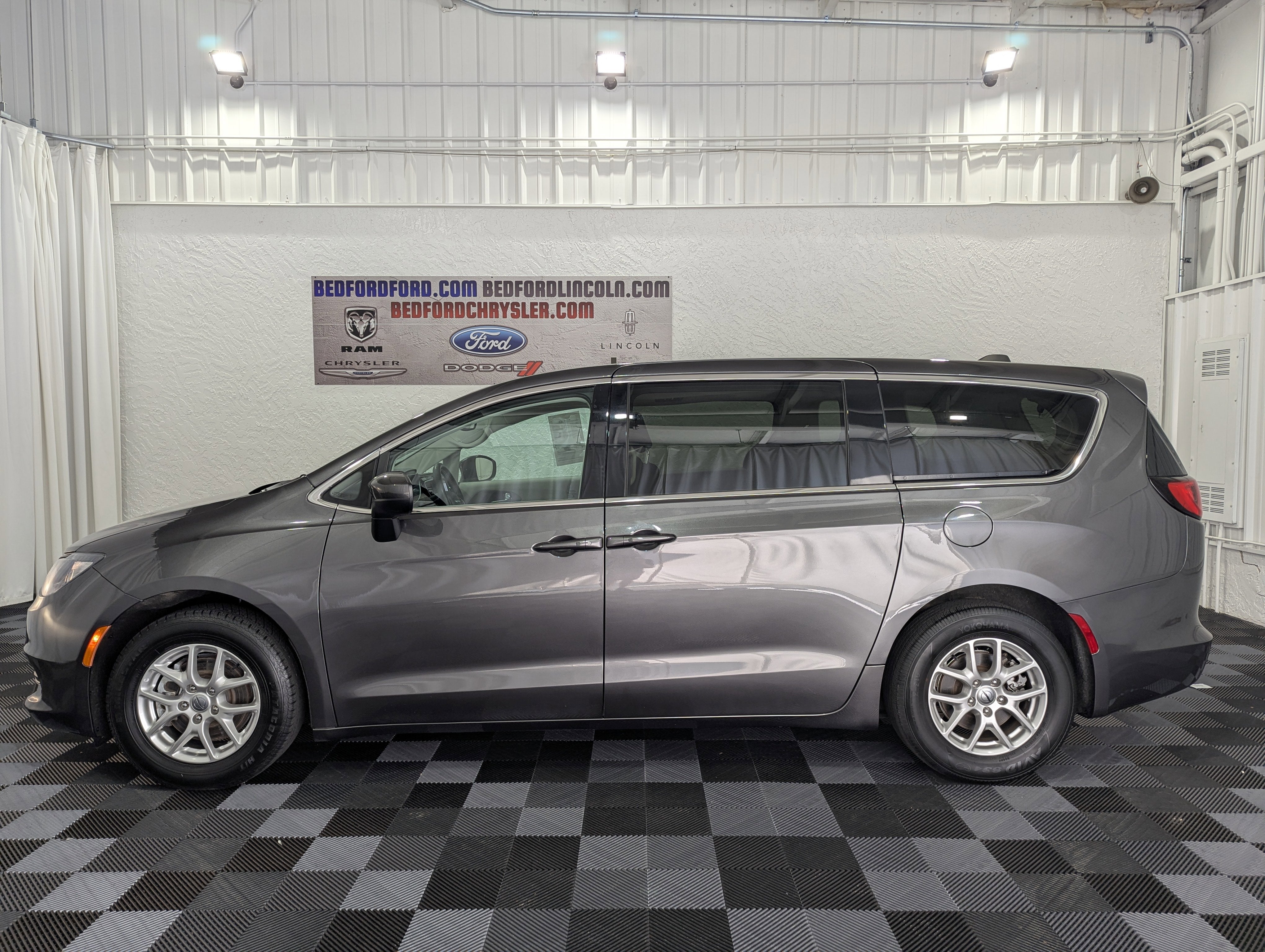 2023 Chrysler Voyager LX