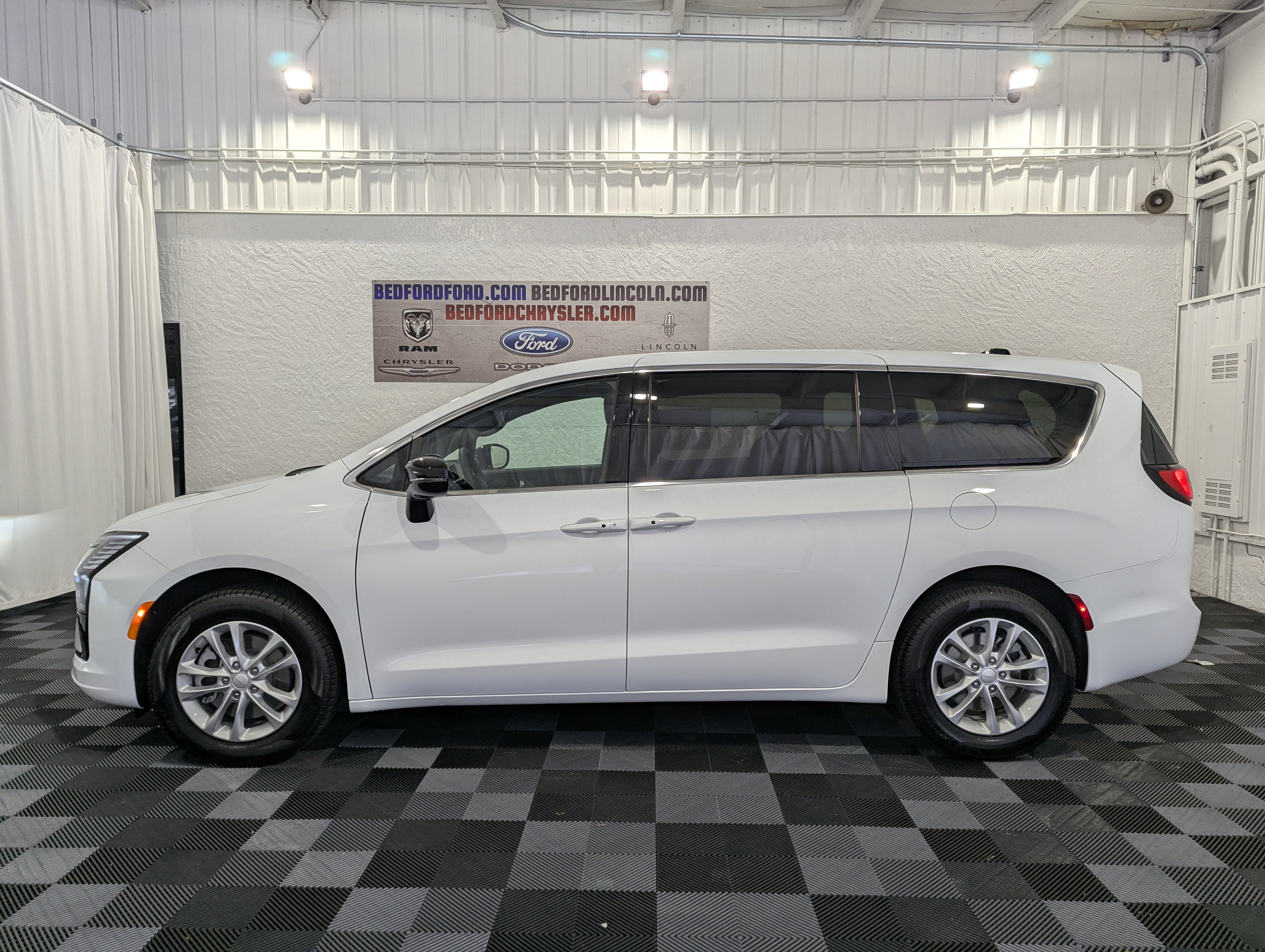 2027 Chrysler Pacifica PACIFICA SELECT AWD