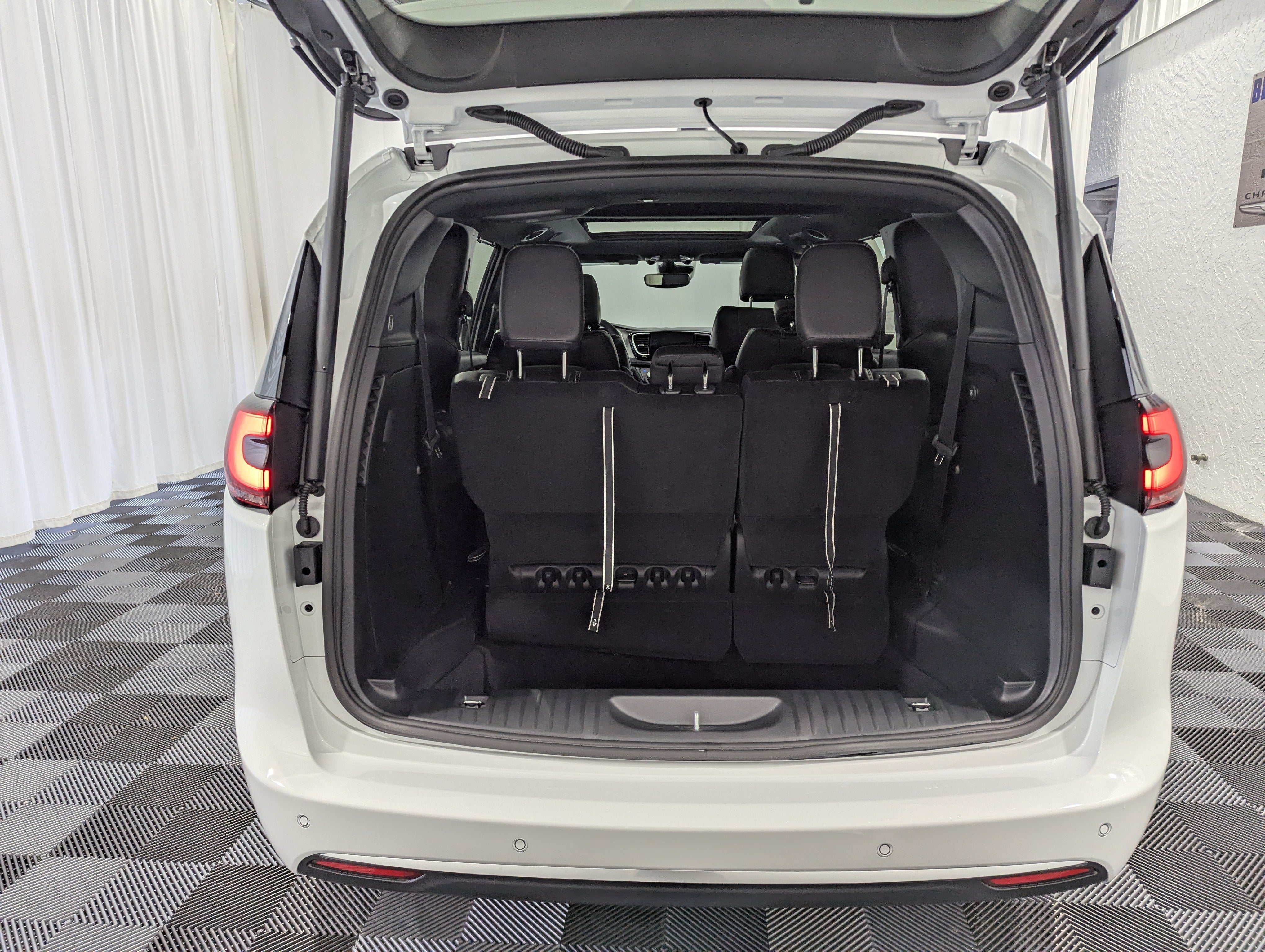 2027 Chrysler Pacifica PACIFICA SELECT AWD