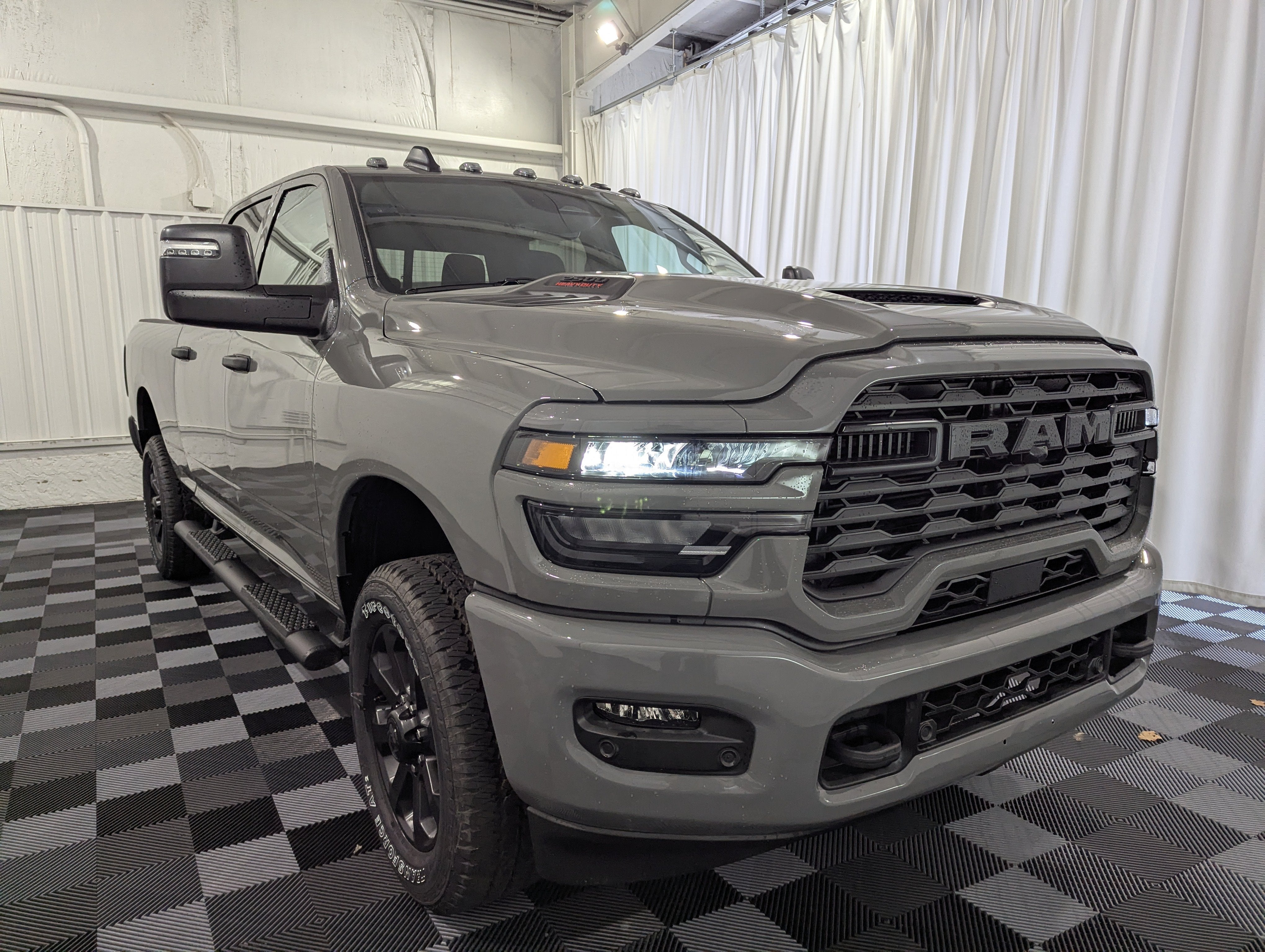 2026 RAM 2500 RAM 2500 BLACK EXPRESS CREW CAB 4X4 6'4' BOX