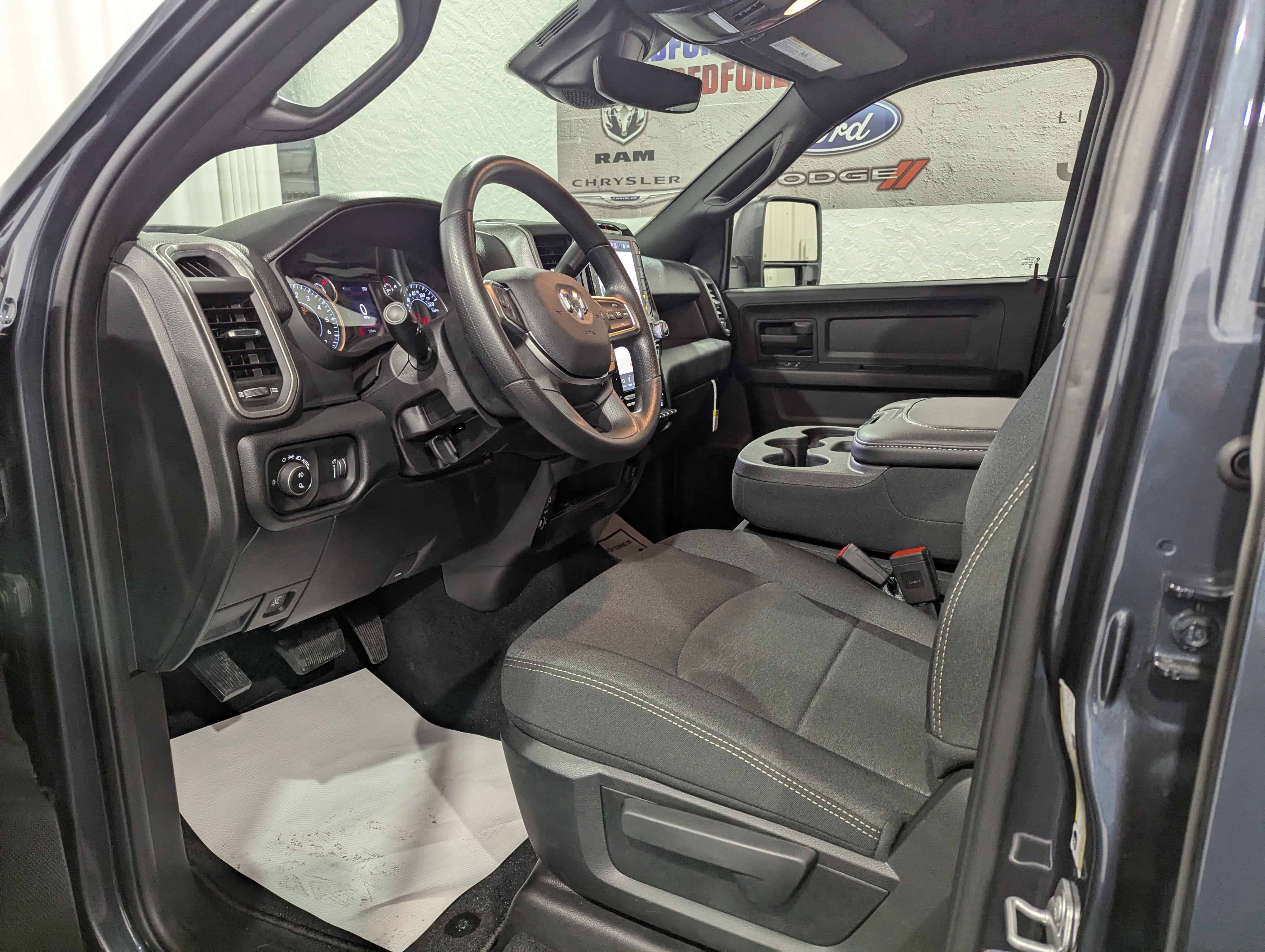 2026 RAM Ram 2500 RAM 2500 BLACK EXPRESS CREW CAB 4X4 6'4' BOX