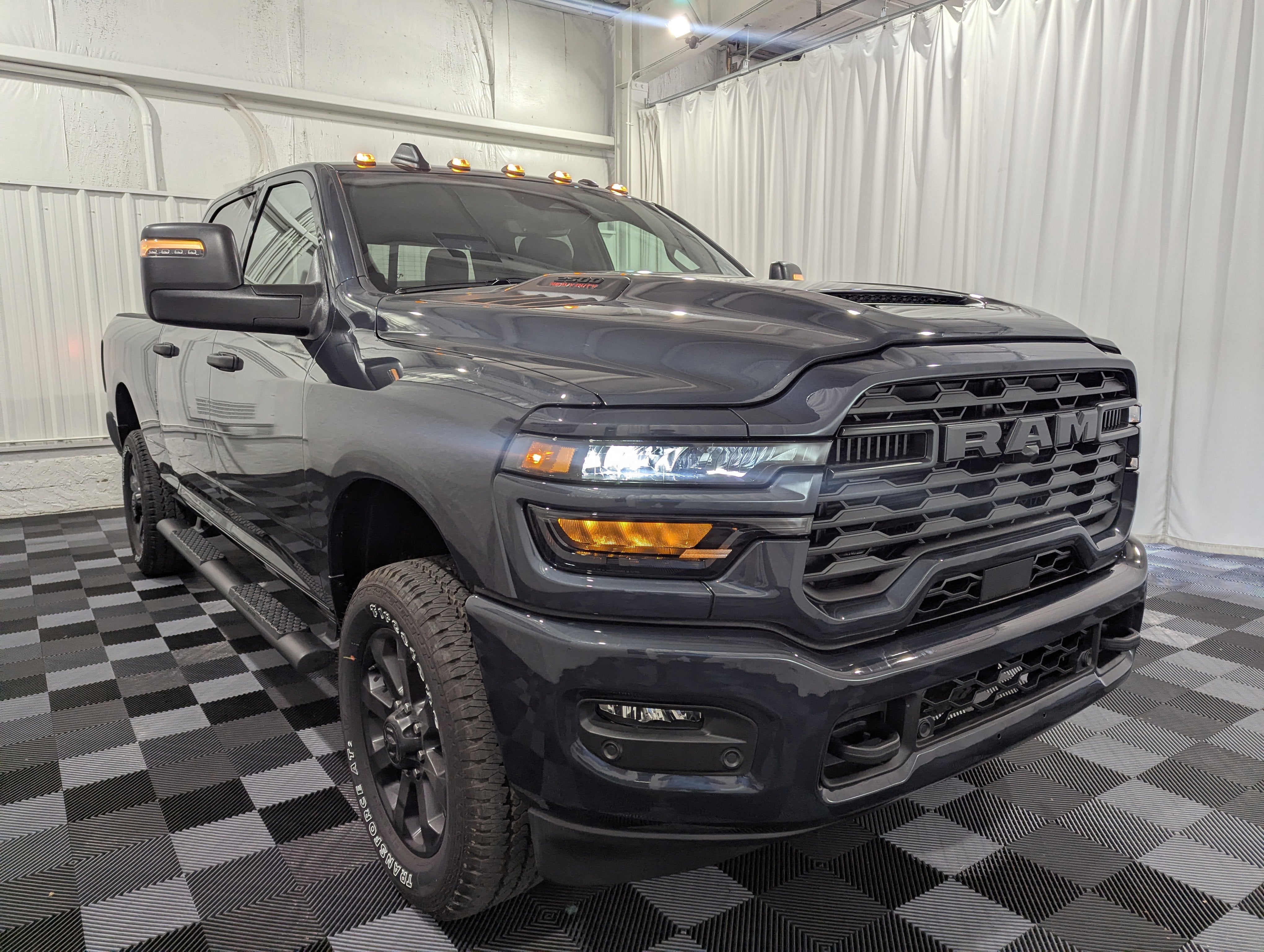 2026 RAM Ram 2500 RAM 2500 BLACK EXPRESS CREW CAB 4X4 6'4' BOX