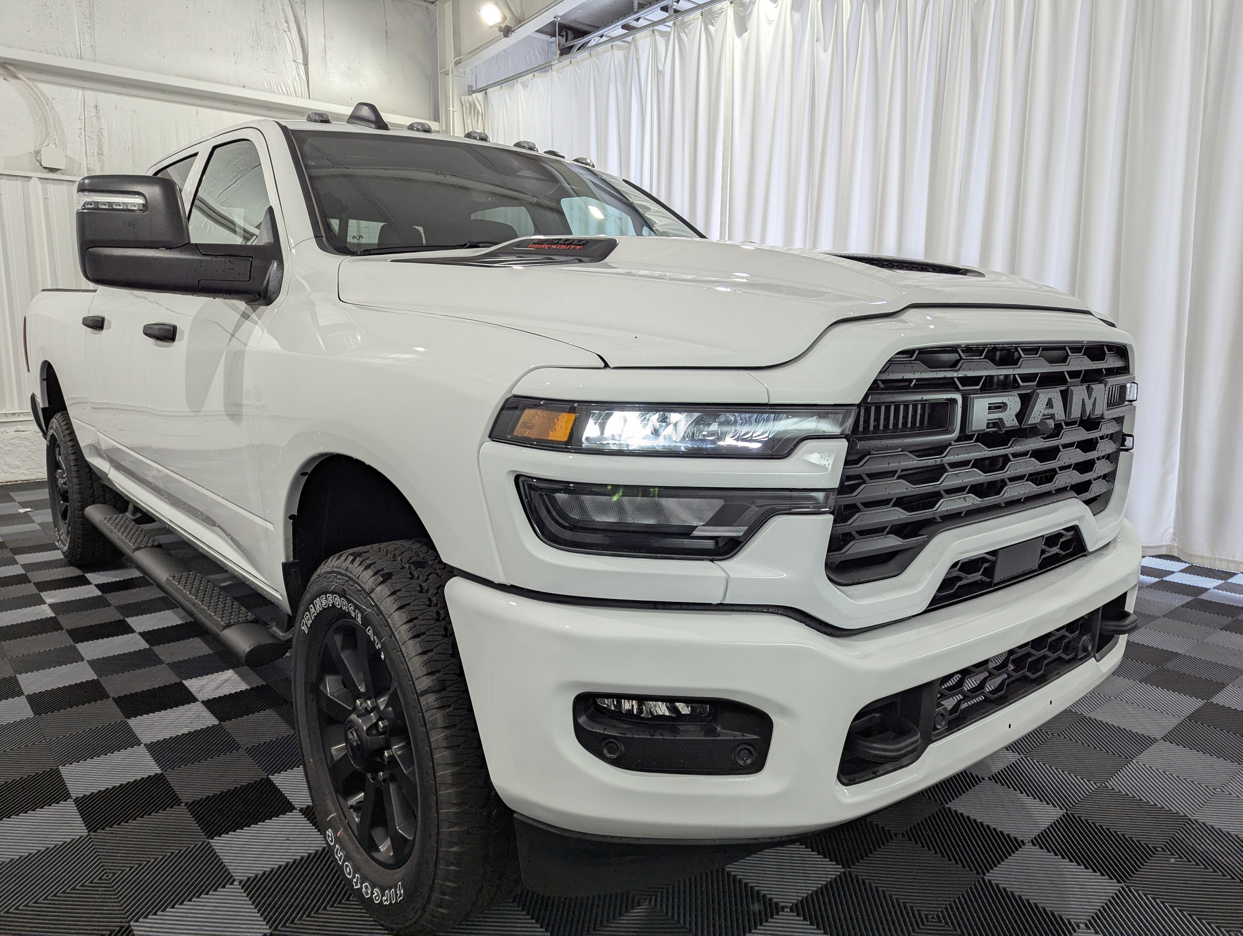 2026 RAM Ram 2500 RAM 2500 BLACK EXPRESS CREW CAB 4X4 6'4' BOX