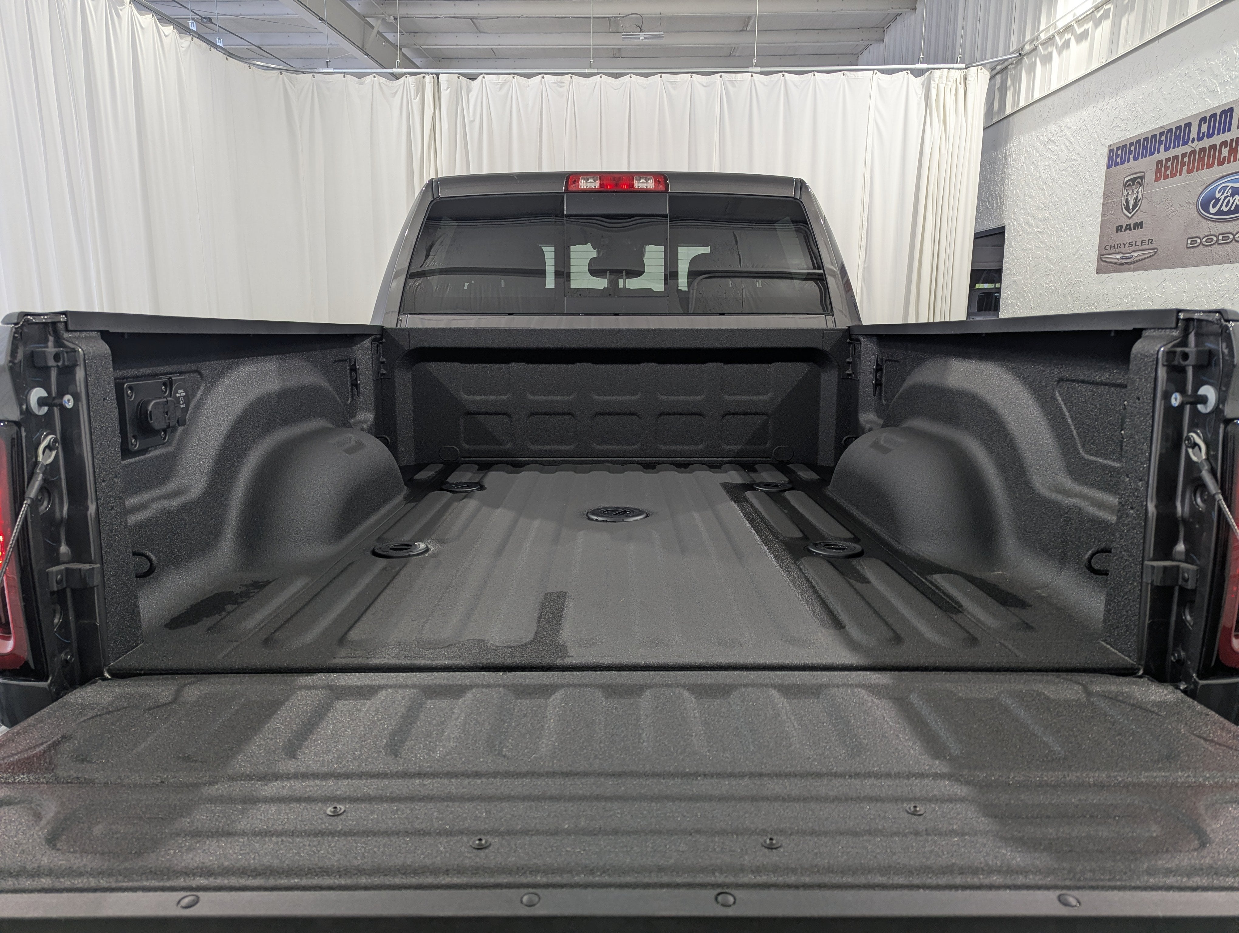 2026 RAM 2500 RAM 2500 BLACK EXPRESS CREW CAB 4X4 6'4' BOX