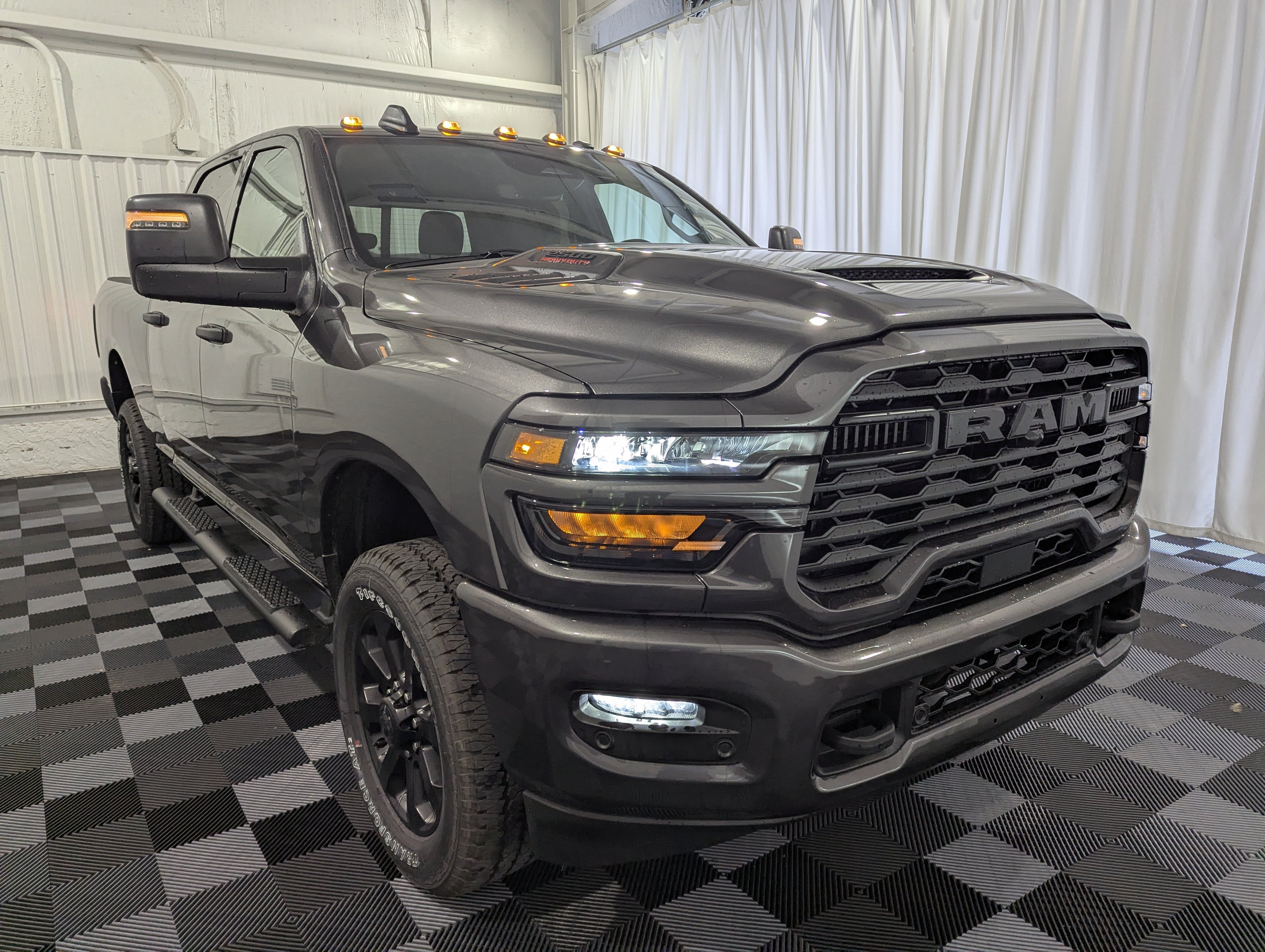 2026 RAM 2500 RAM 2500 BLACK EXPRESS CREW CAB 4X4 6'4' BOX