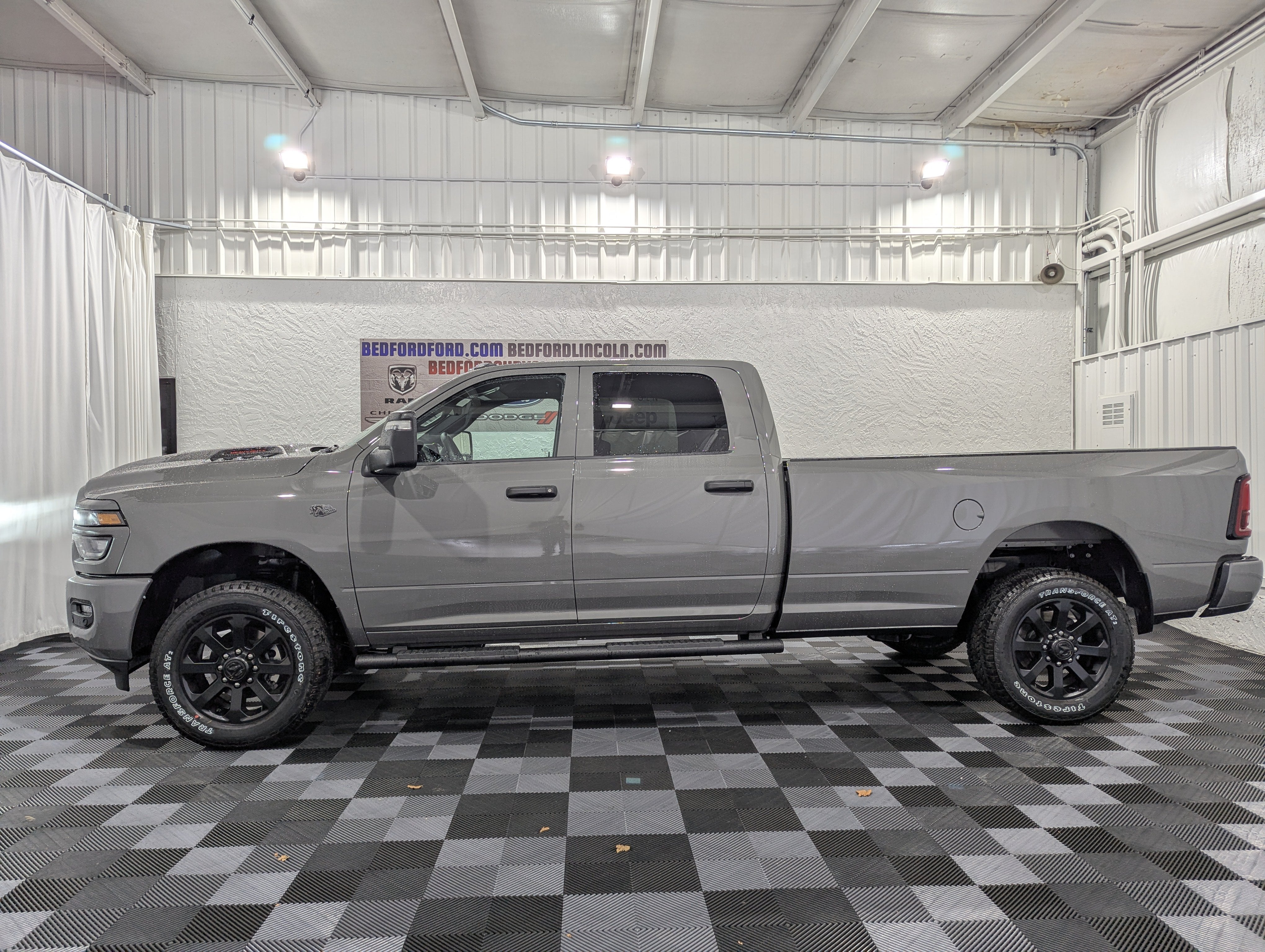 2027 RAM 2500 RAM 2500 BLACK EXPRESS CREW CAB 4X4 8' BOX