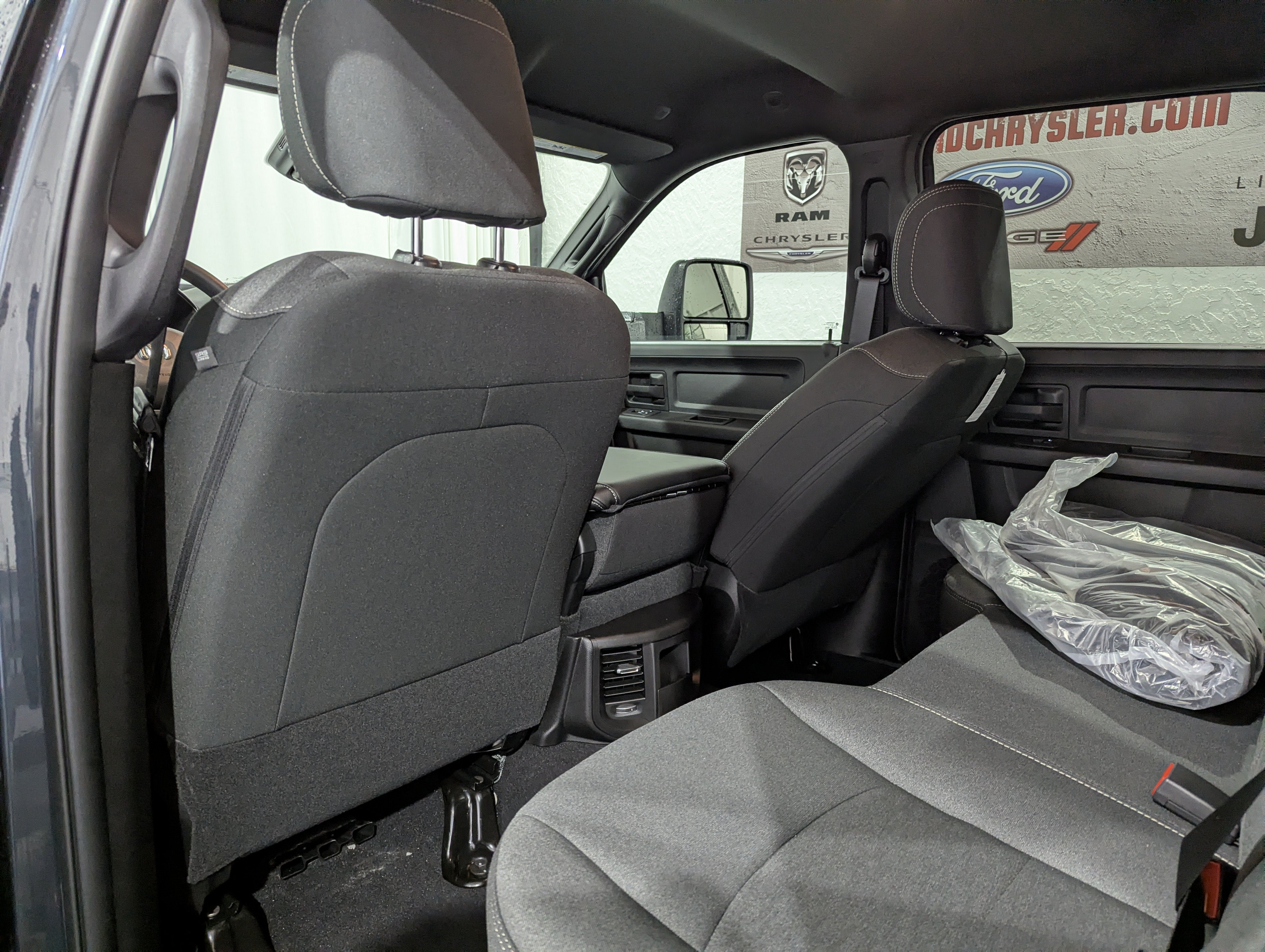 2027 RAM 2500 RAM 2500 BLACK EXPRESS CREW CAB 4X4 8' BOX
