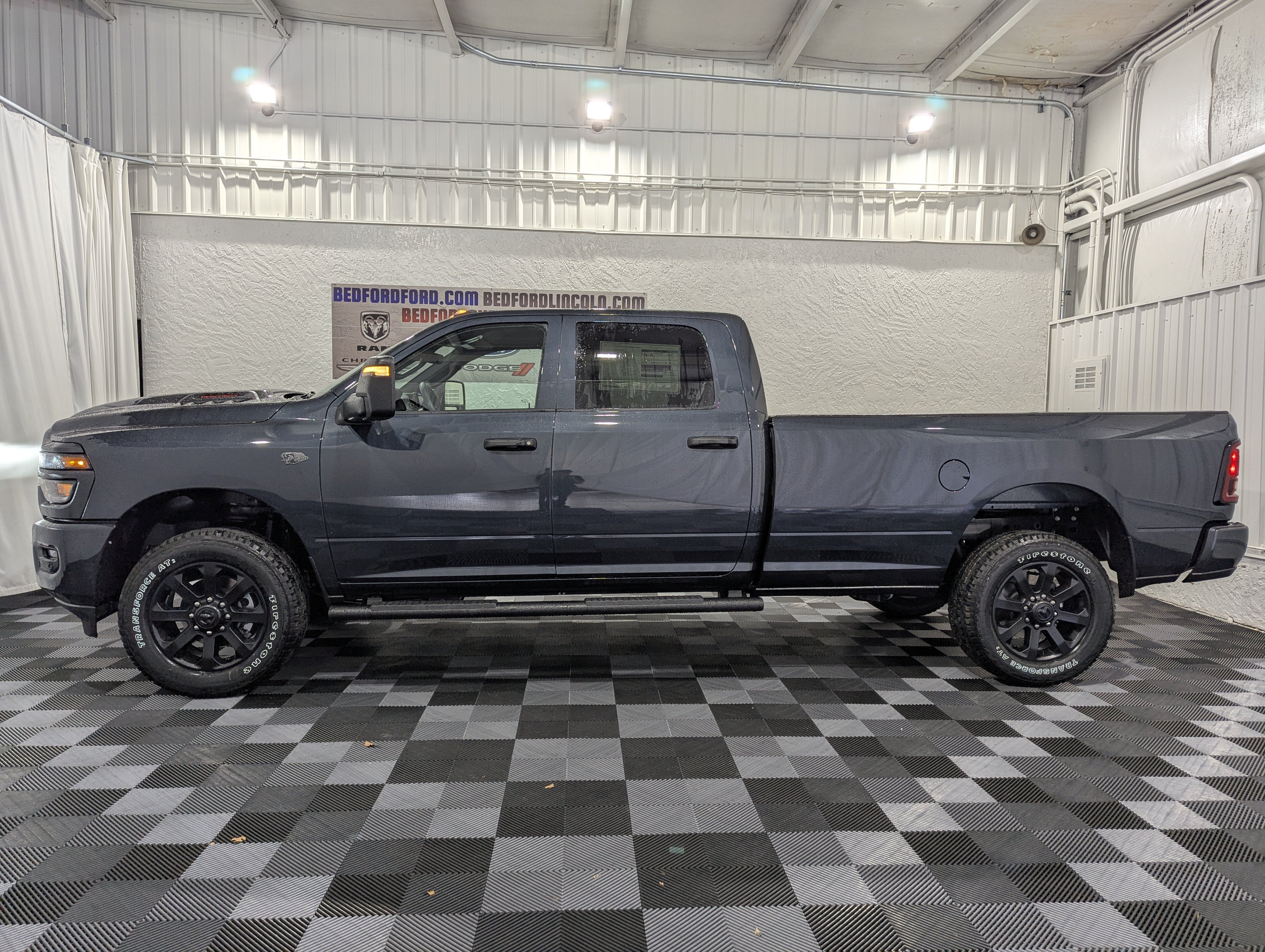 2027 RAM 2500 RAM 2500 BLACK EXPRESS CREW CAB 4X4 8' BOX