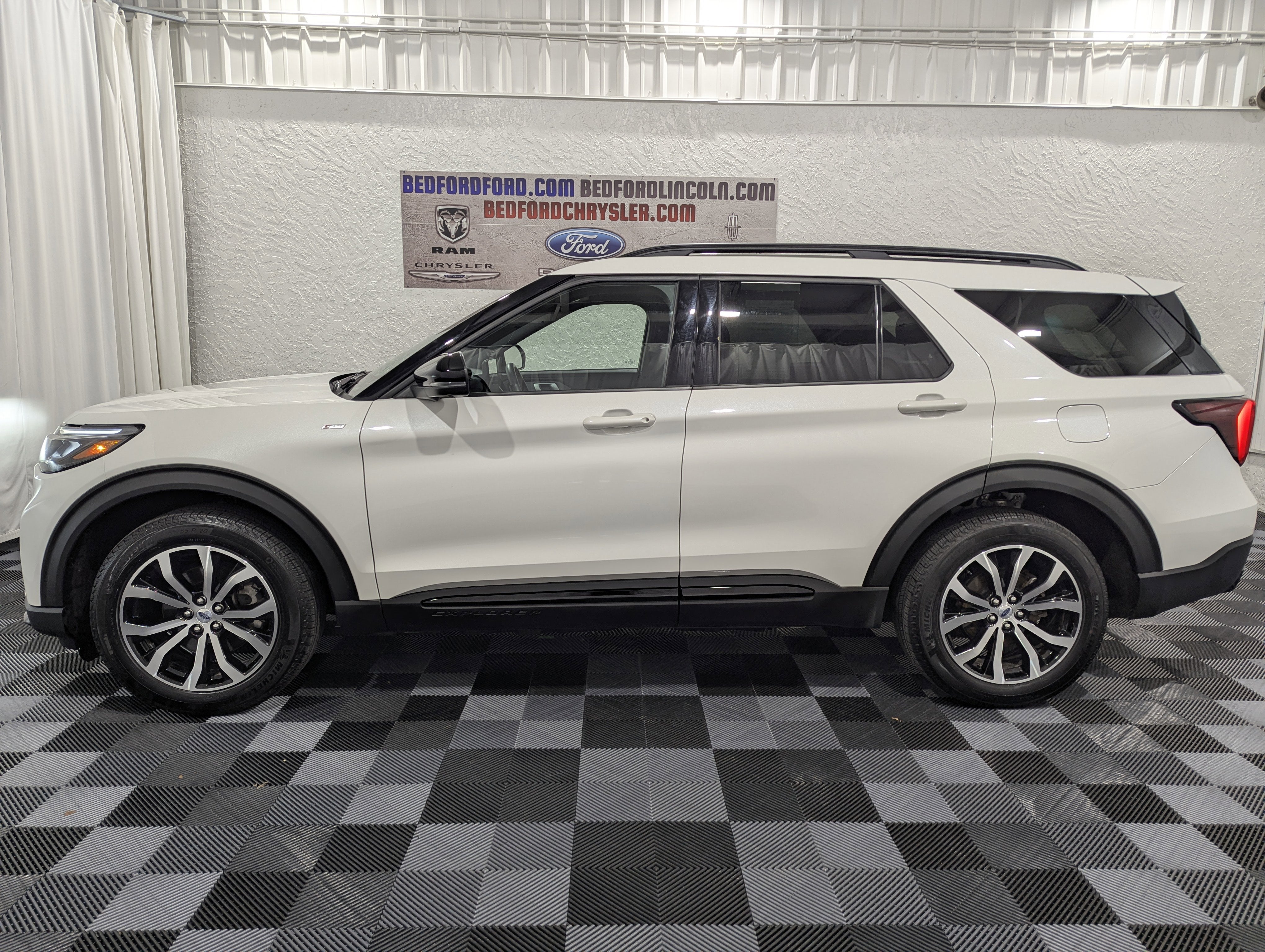 2025 Ford Explorer ST-Line 4x4