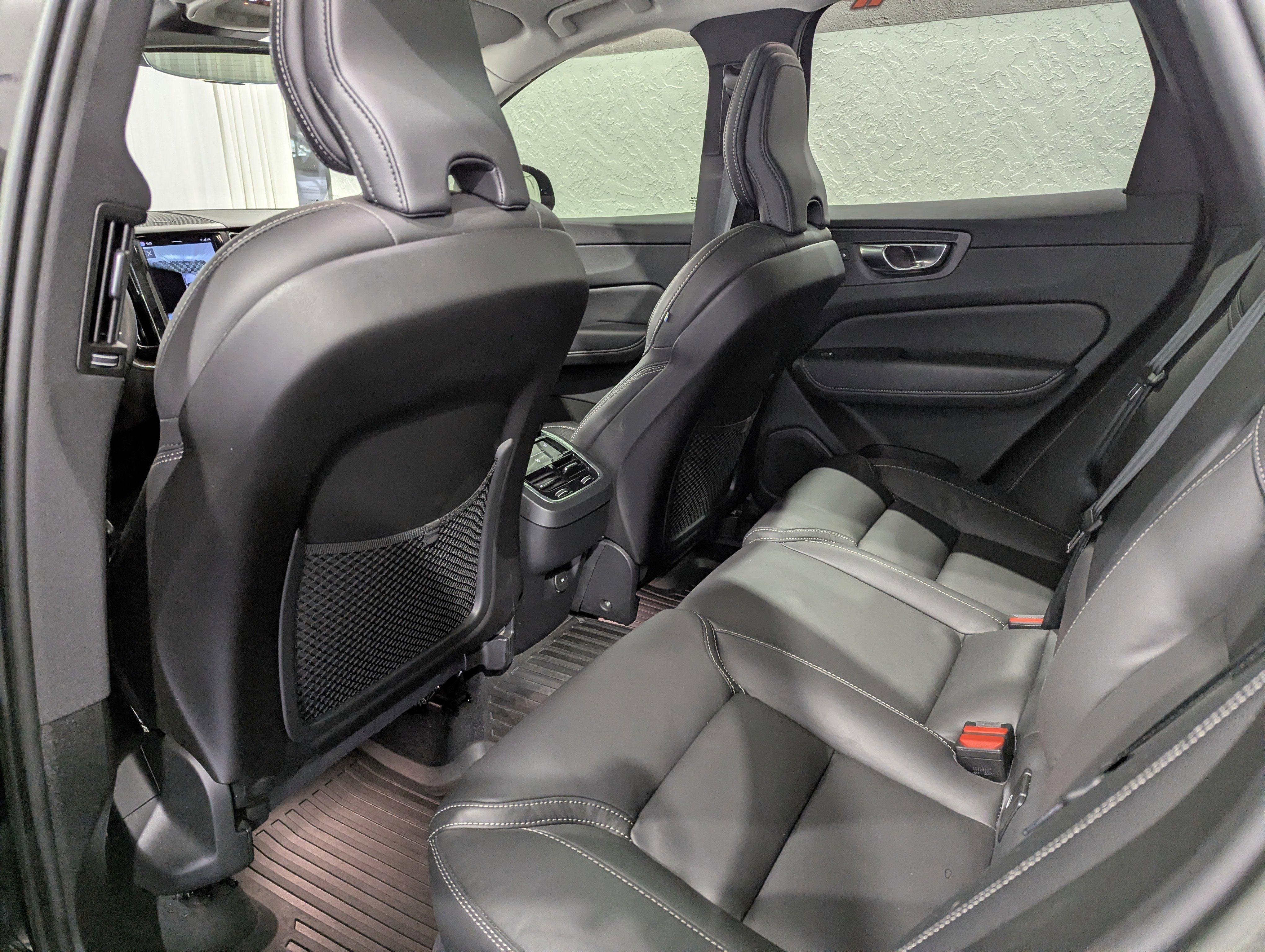 2023 Volvo XC60 Ultimate Dark Theme AWD