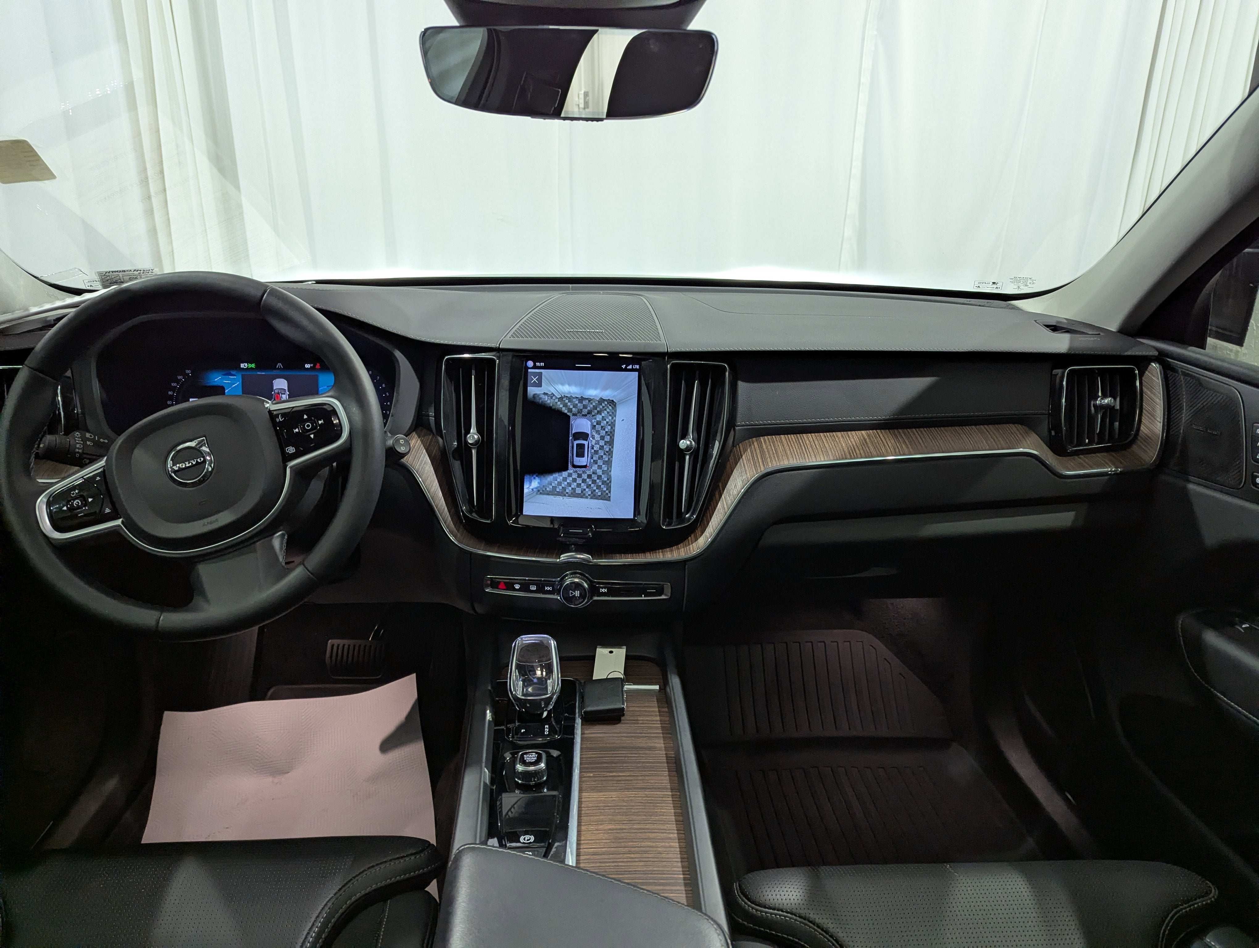 2023 Volvo XC60 Ultimate Dark Theme AWD