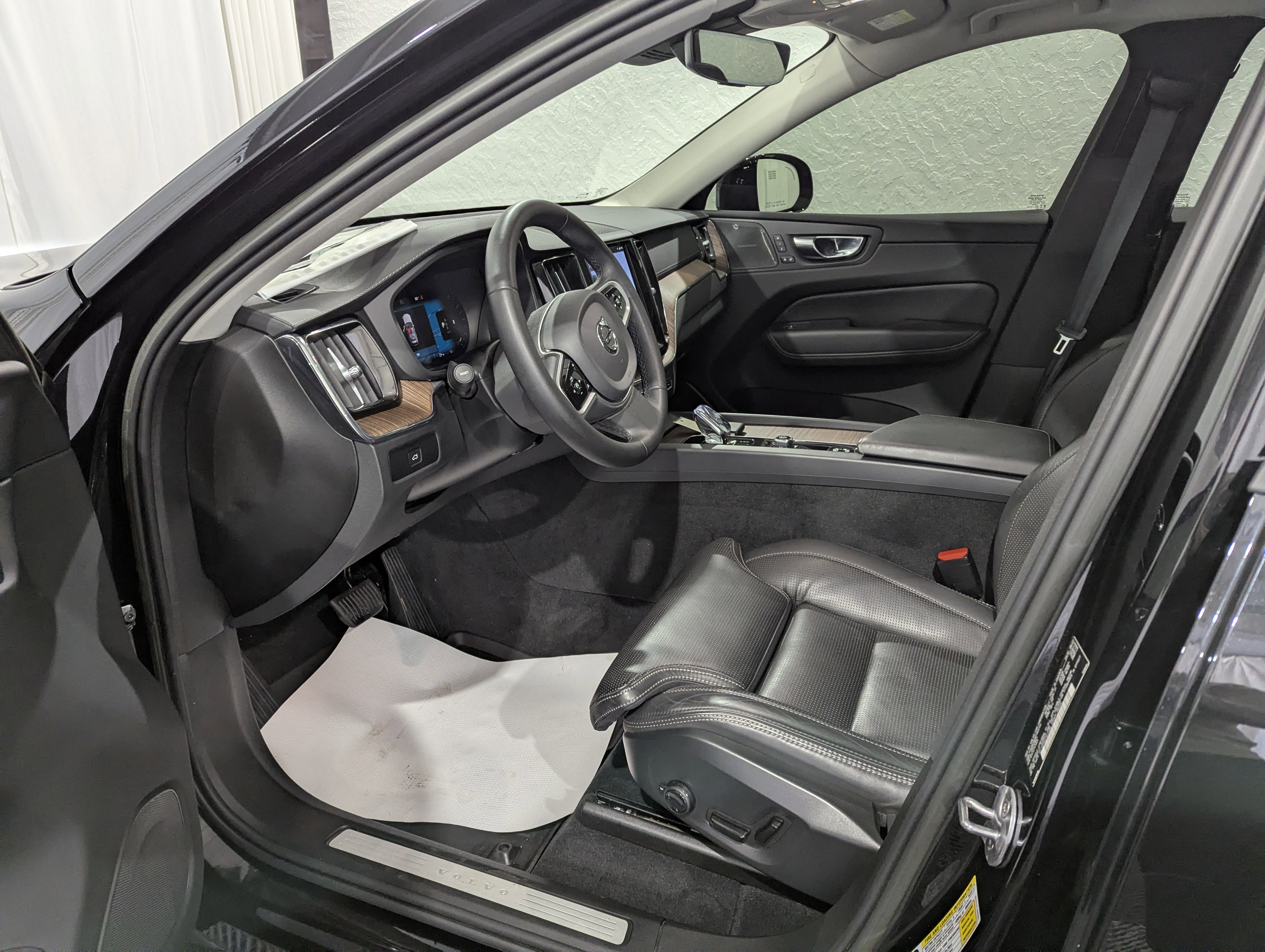 2023 Volvo XC60 Ultimate Dark Theme AWD