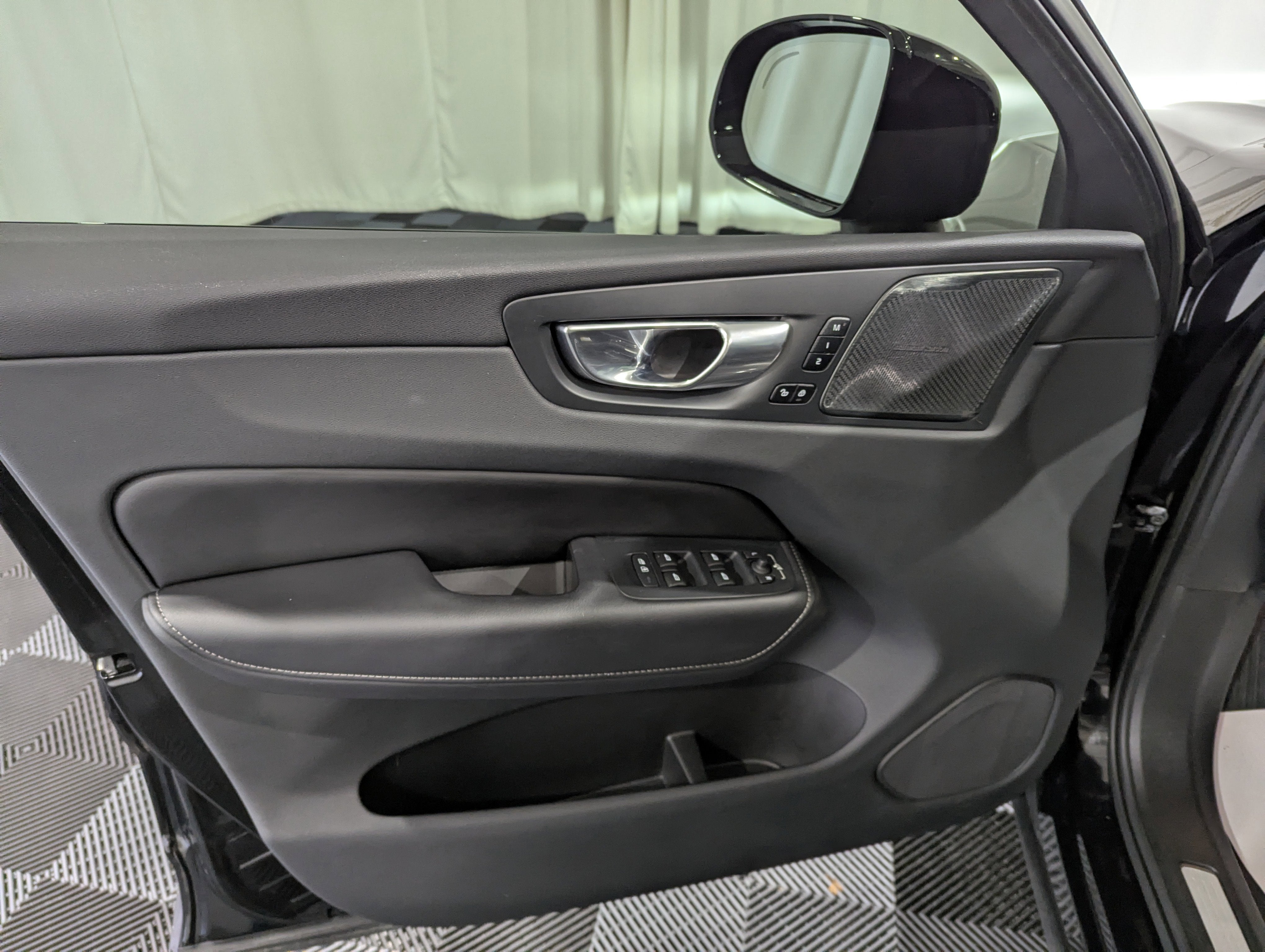 2023 Volvo XC60 Ultimate Dark Theme AWD