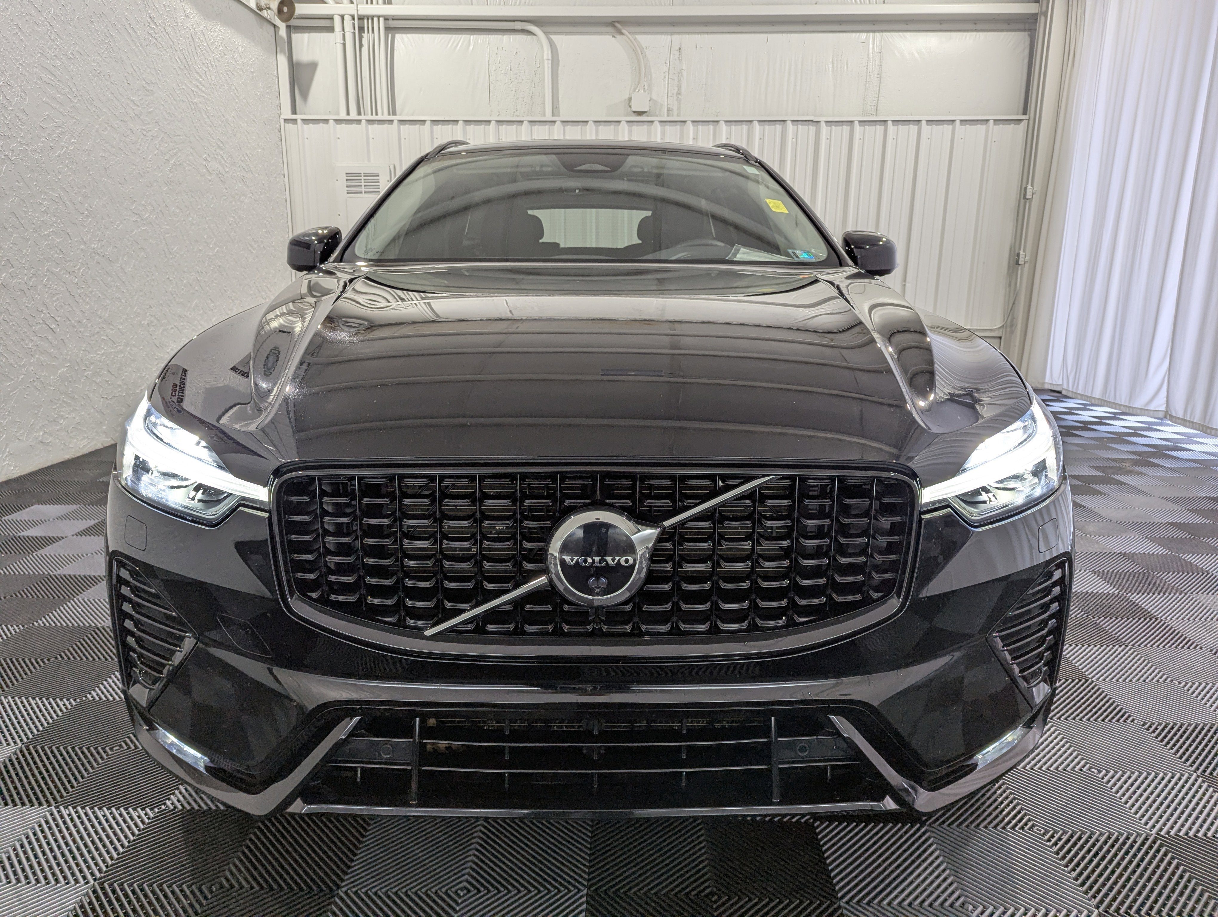 2023 Volvo XC60 Ultimate Dark Theme AWD
