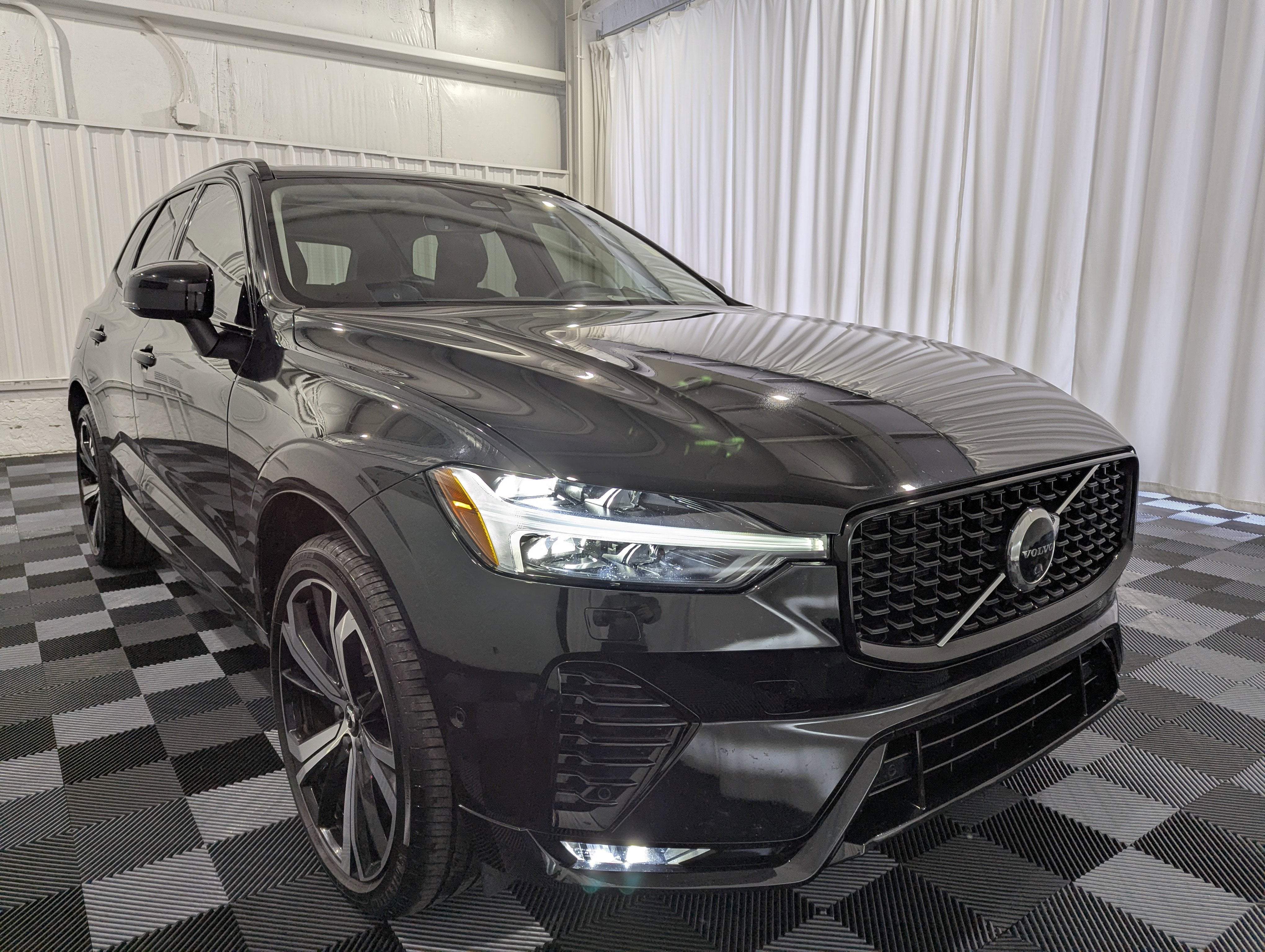 2023 Volvo XC60 Ultimate Dark Theme AWD