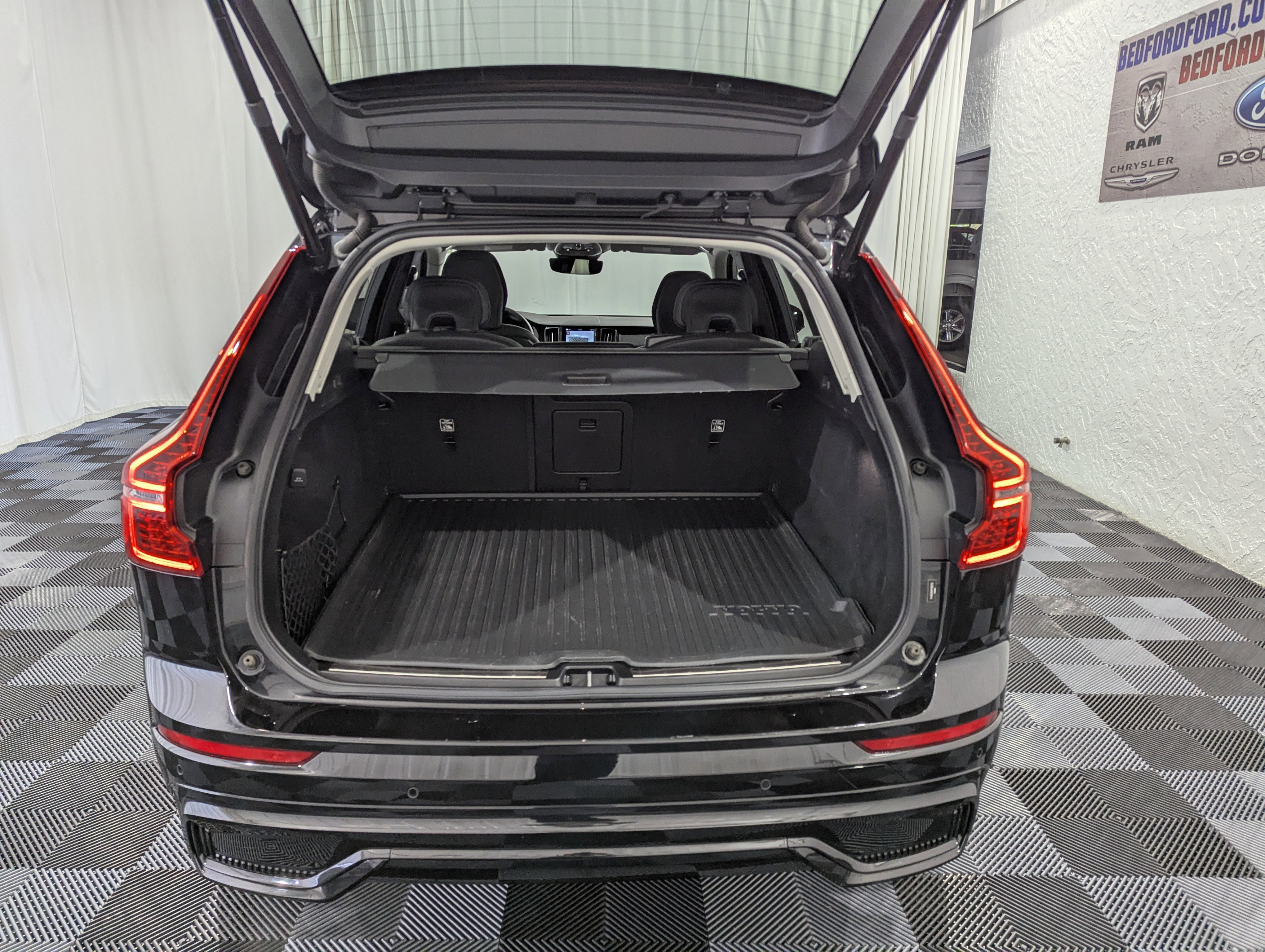 2023 Volvo XC60 Ultimate Dark Theme AWD